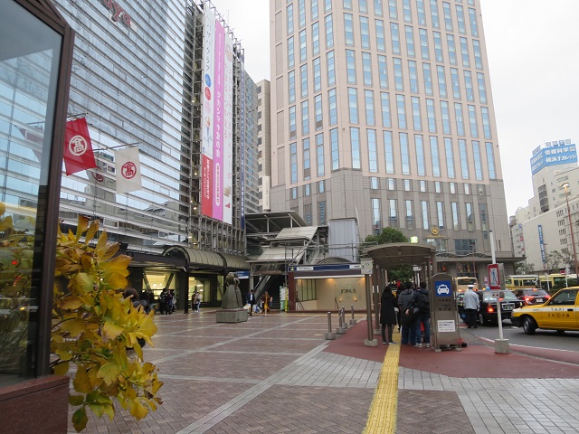 横浜駅西口高島屋前歩道橋入口