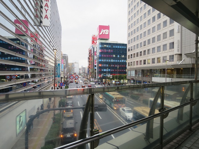 歩道橋下のバス通り