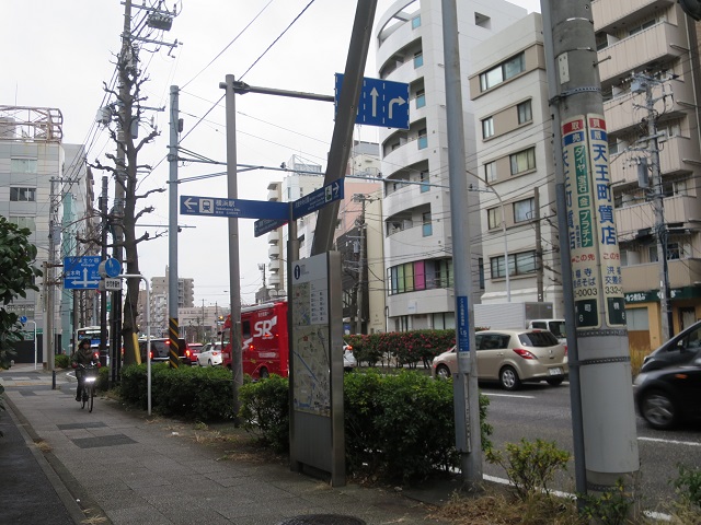 楠橋入口交差点（東海道保土ケ谷方面）