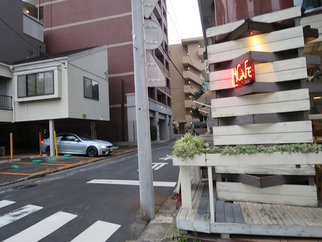 カフェのある路地入口