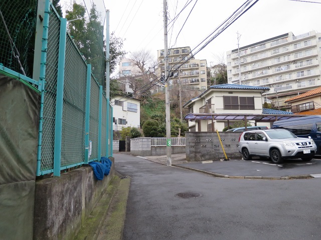 崖際に建つマンション