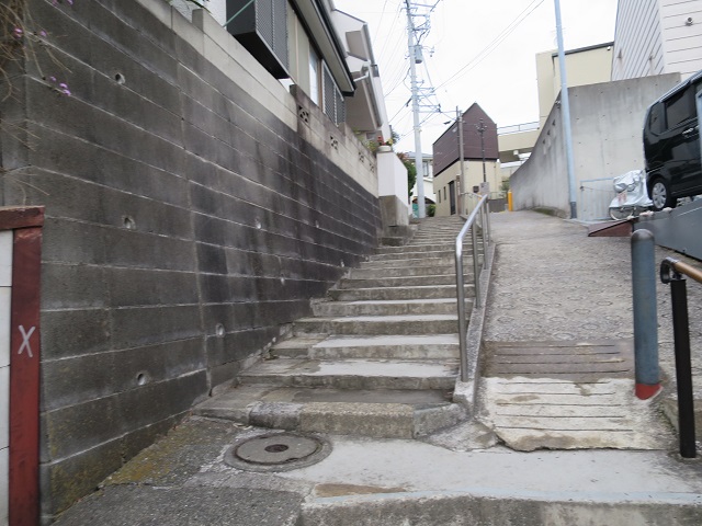 丘への階段登頂部