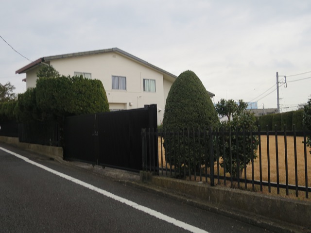 丘上のカトリック教会の芝生