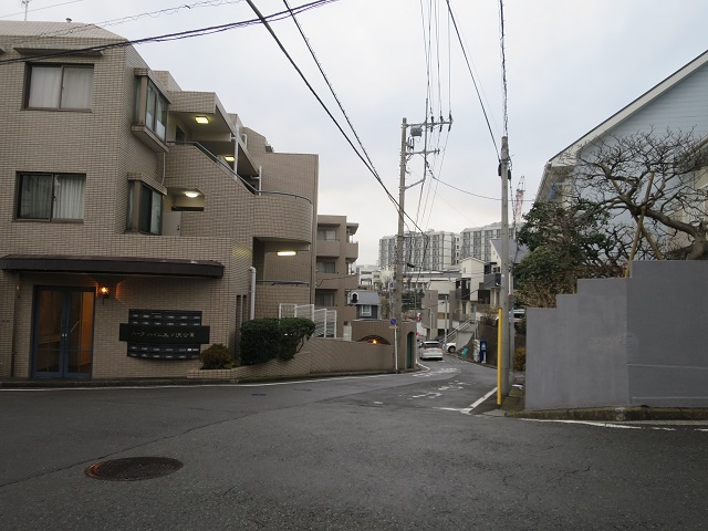 丘上の坂上交差点から坂下方面