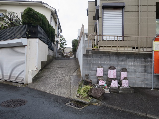 路地突き当たり振り返り、お地蔵さん