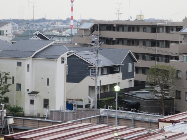 丘の中腹に見えるメゾンシュプレー三ツ沢