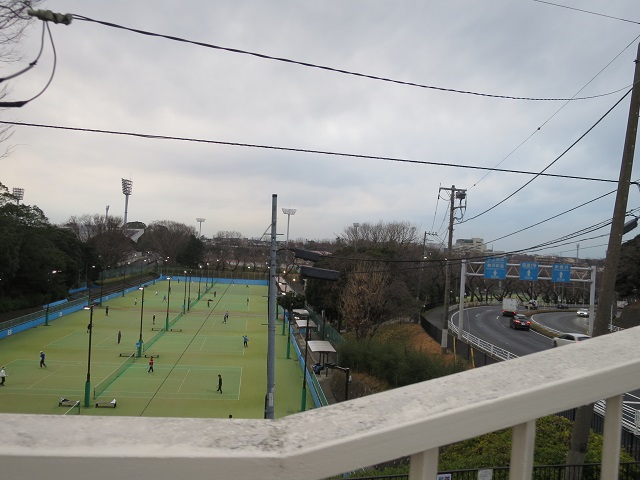 歩道橋下、第三京浜・新横浜方面