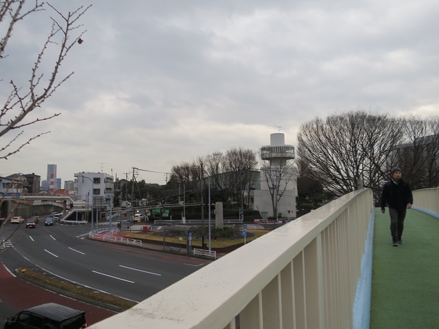 歩道橋下、西口方面